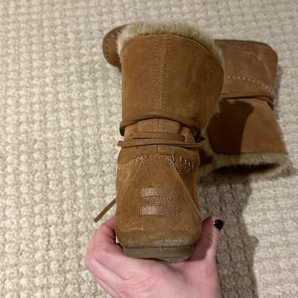 Toms Tan Moccasin Winter Boots with Faux Fur Trim - Picture 6 of 7